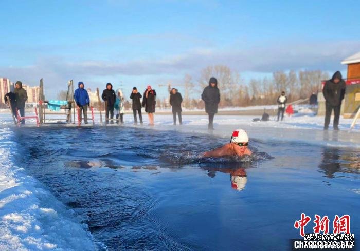 图为冬泳爱好者-30℃开游。　张玮 摄