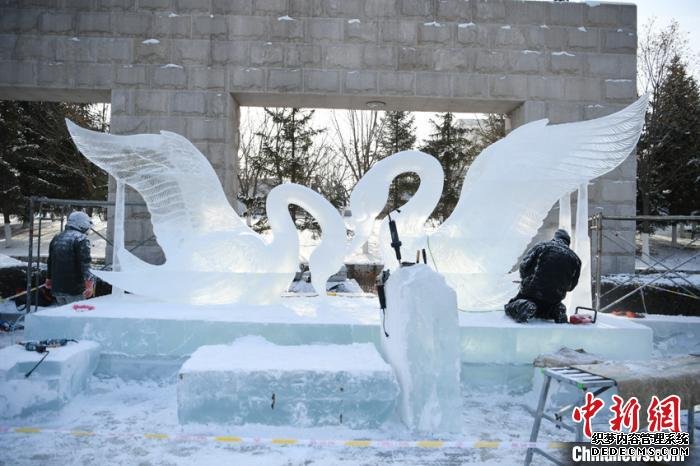 日本雕塑家冰雕作品《Swan》。　张瑶 摄