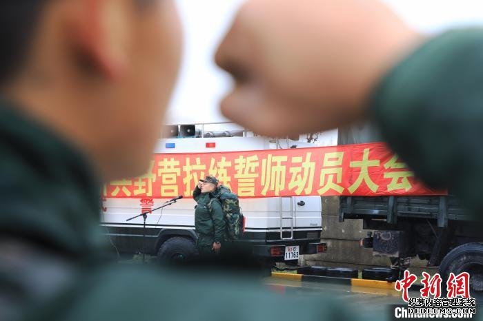 上海武警总队执勤第二支队600余名新兵进行三天两夜拉练。　韩玉祥 摄