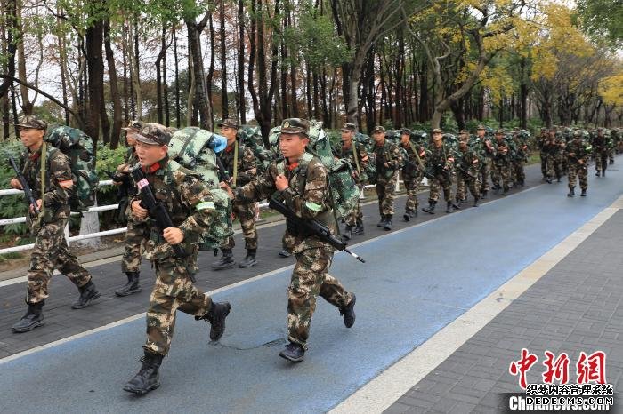 上海武警总队执勤第二支队600余名新兵进行三天两夜拉练。　韩玉祥 摄