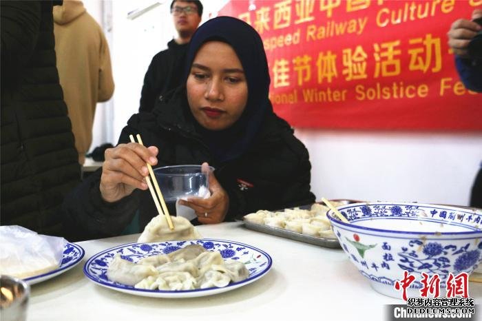 马来西亚教师品尝饺子。　林馨 摄