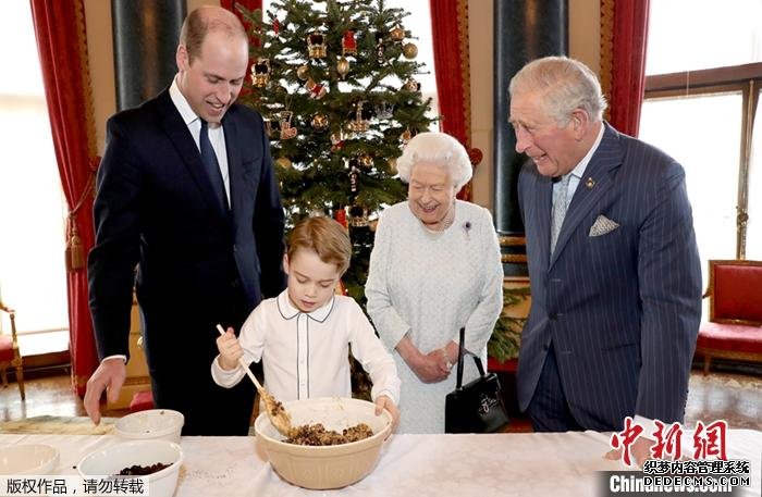 英国王室“四世同堂”做圣诞布丁。