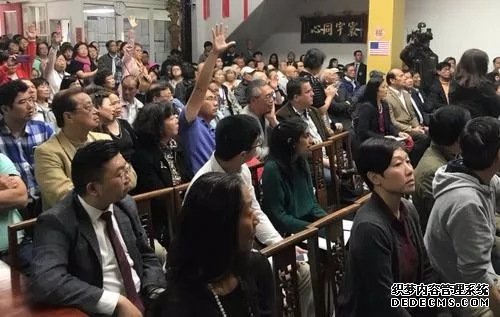 旧金山侨领遇袭案发生后，当地逾200名华裔到中华总会馆参加治安会议，要求改善华埠治安。(美国《世界日报》/李秀兰 摄)
