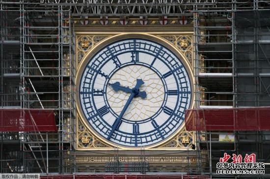 当地时2019年7月11日，英国伦敦，英国首都伦敦标志性建筑“大本钟”迎来160岁生日。由于正在接受维修，“大本钟”只能“静悄悄”度过这个特别的日子。“大本钟”原指英国议会大厦钟楼“伊丽莎白塔”内一座钟，后来广泛用于指代钟楼本身。维修工程预期2021年结束。图为正在维修的“大本钟”。（资料图）