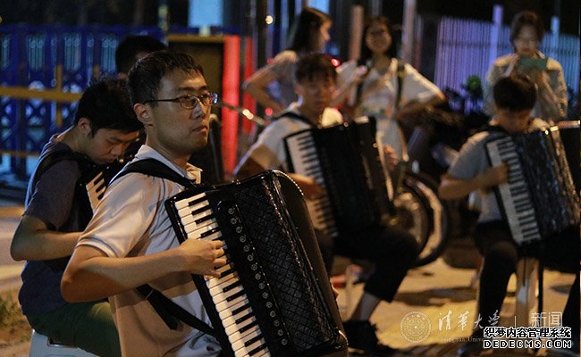 【组图】勇往直前！清华大学本科生新生军训拉练现场直击