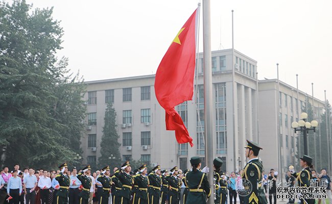 【组图】700余人参加2019-2020学年度清华大学升国旗仪式