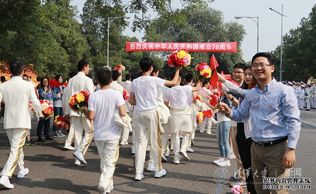 参加国庆群众游行的同学回到清华园