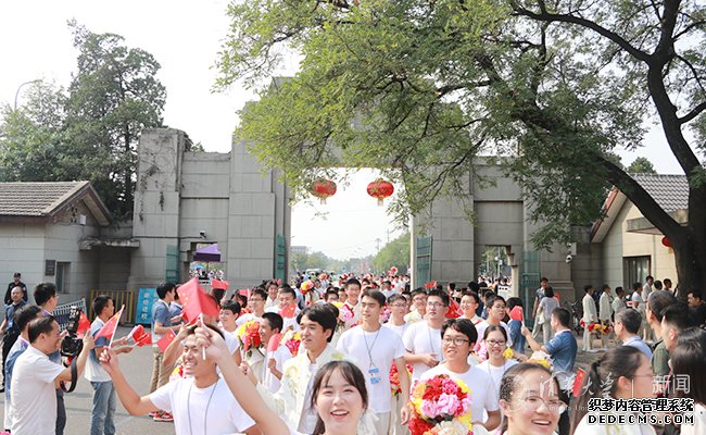 参加国庆群众游行的同学回到清华园