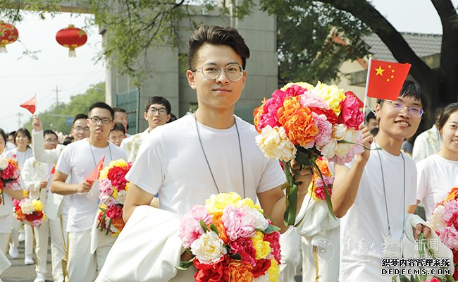 参加国庆群众游行的同学回到清华园