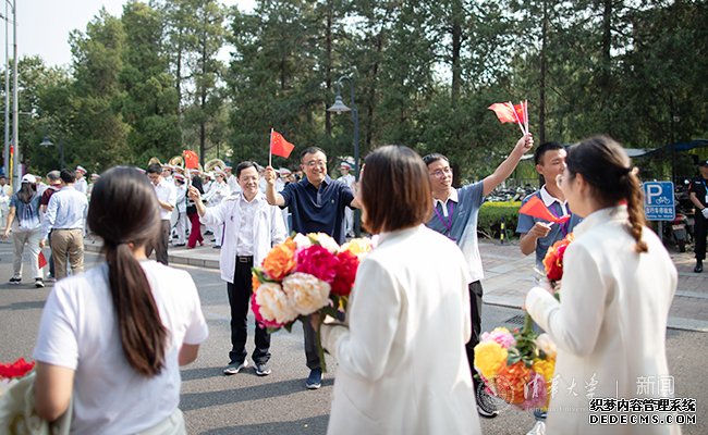 参加国庆群众游行的同学回到清华园