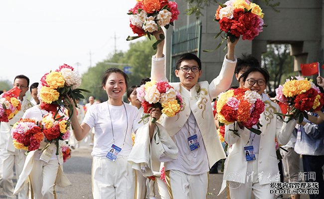 参加国庆群众游行的同学回到清华园