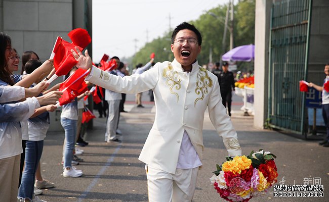 参加国庆群众游行的同学回到清华园