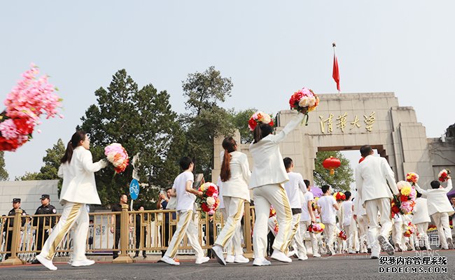 参加国庆群众游行的同学回到清华园