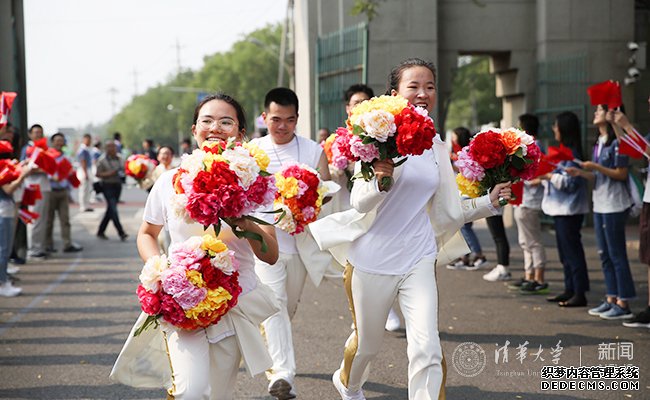 参加国庆群众游行的同学回到清华园